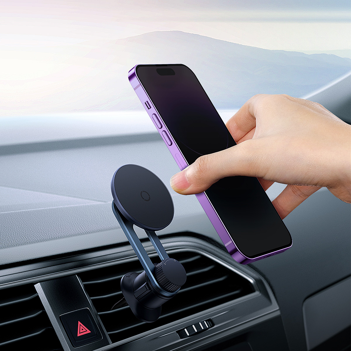Universelle halterung mit smartphone an der windschutzscheibe des autos für  gps. weißer bildschirm für ihren werbetext